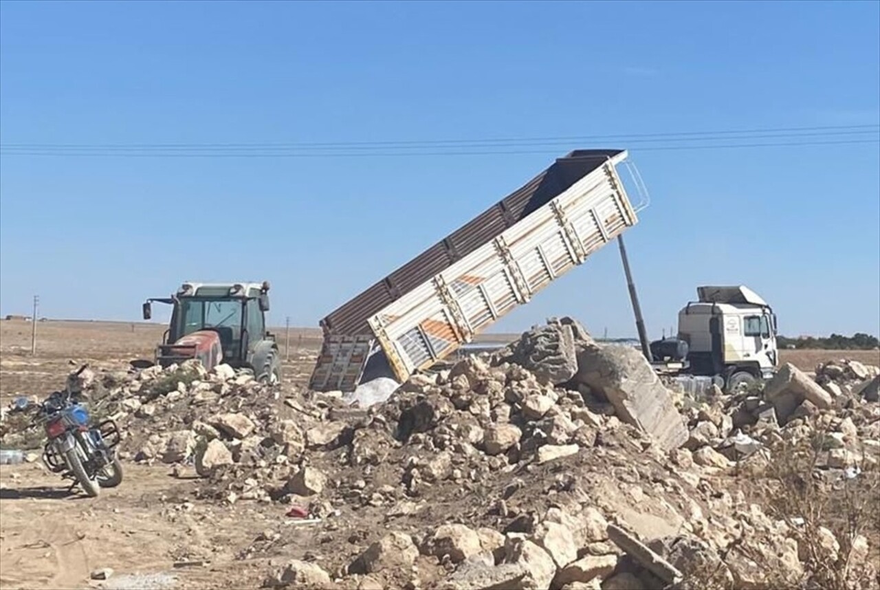 Aksaray'ın Eskil ilçesinde, kamyon damperinin yüksek gerilim hattına temas etmesi sonucu akıma...