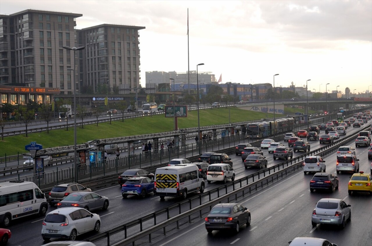 İstanbul'da haftanın ilk iş günü ve aralıklarla etkili olan yağış nedeniyle sabah saatlerinde bazı...