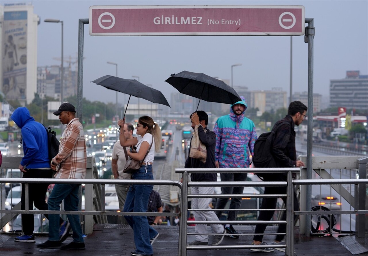 İstanbul'da haftanın ilk iş günü ve aralıklarla etkili olan yağış nedeniyle sabah saatlerinde bazı...