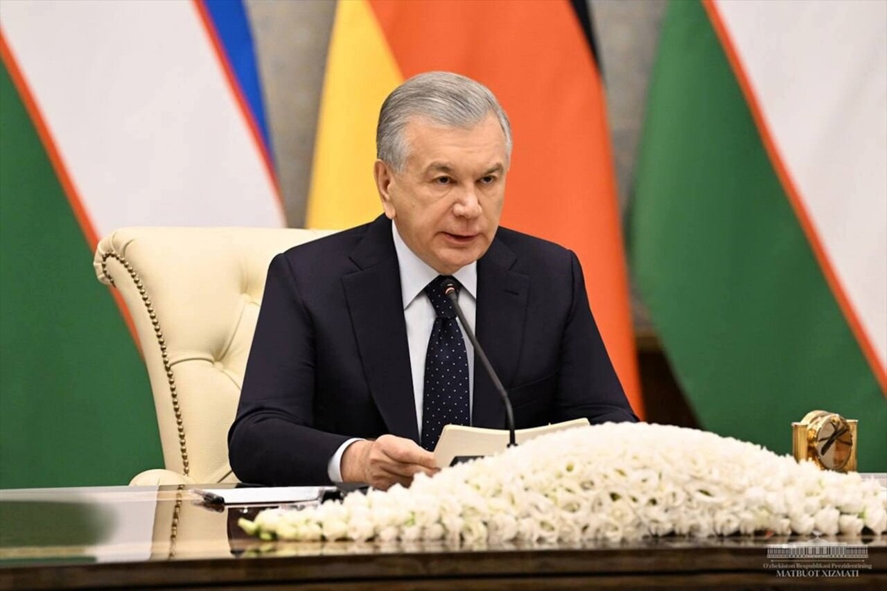 Özbekistan Cumhurbaşkanı Şevket Mirziyoyev (sağda), ülkede temaslarını sürdüren Almanya Başbakanı...