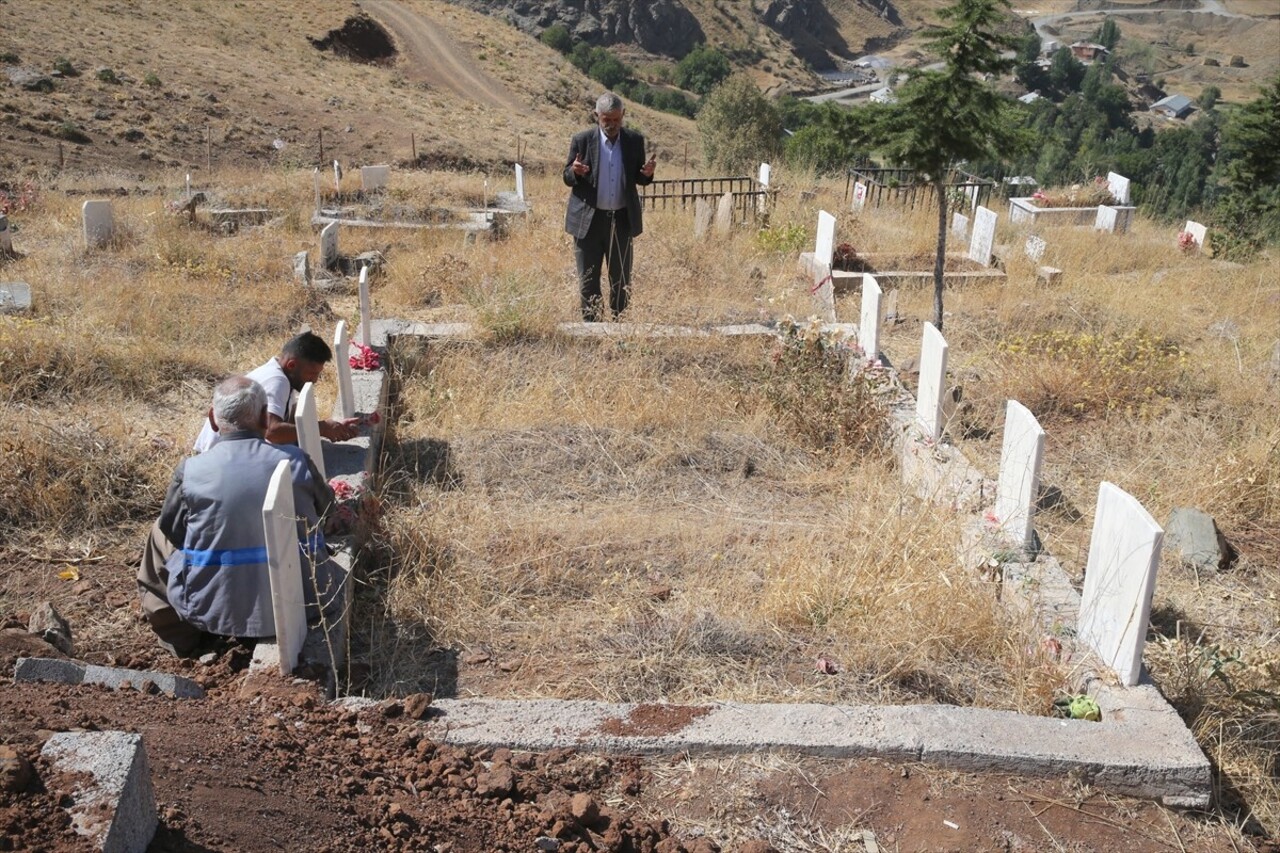 Hakkari'nin Geçitli köyünde 16 Eylül 2010'da PKK'lı teröristlerce yola tuzaklanan patlayıcının...