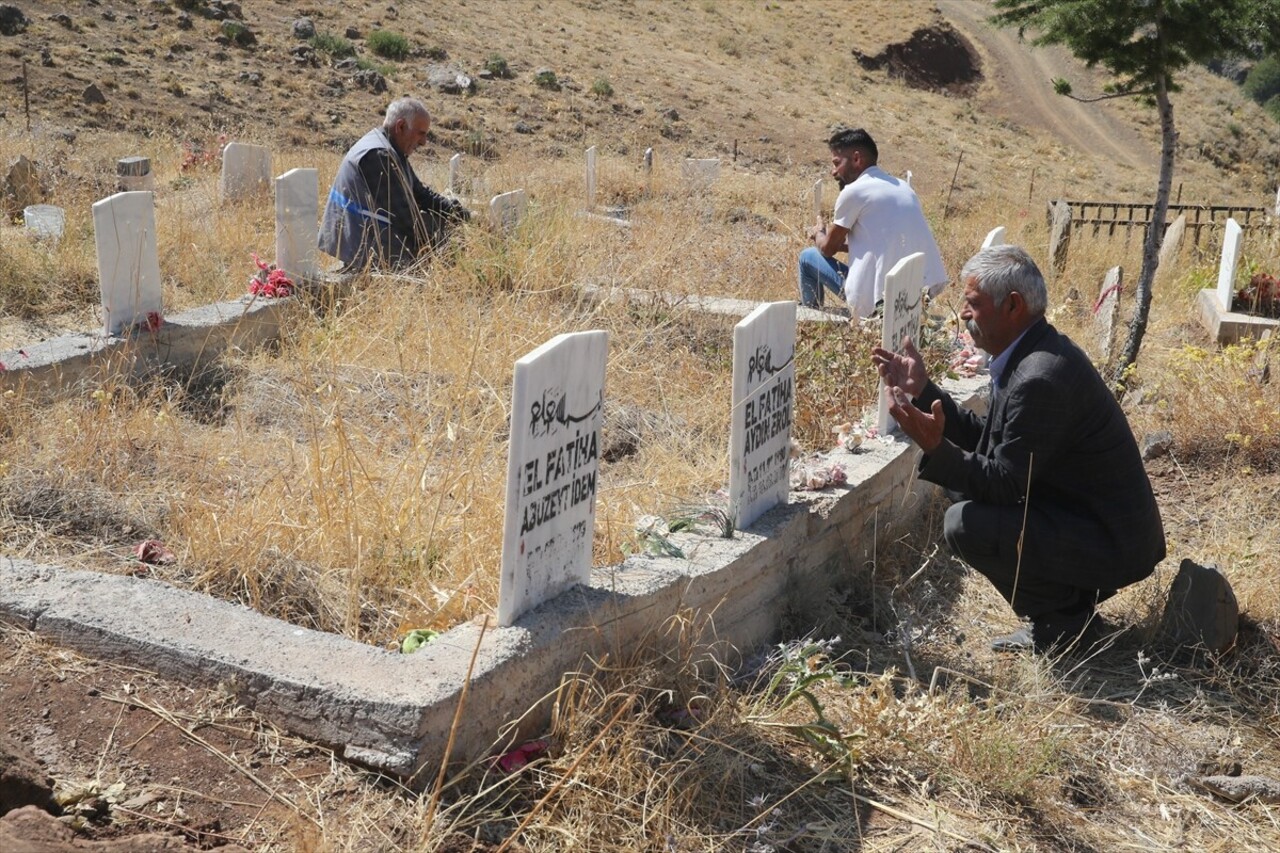 Hakkari'nin Geçitli köyünde 16 Eylül 2010'da PKK'lı teröristlerce yola tuzaklanan patlayıcının...