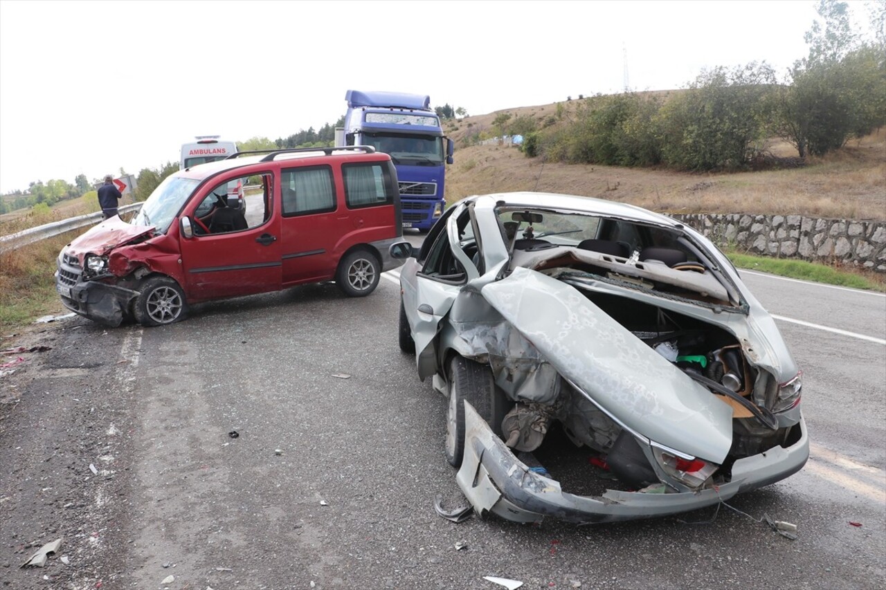 Samsun'un Havza ilçesinde hafif ticari araçla otomobilin çarpışması sonucu 4 kişi yaralandı. Kaza...