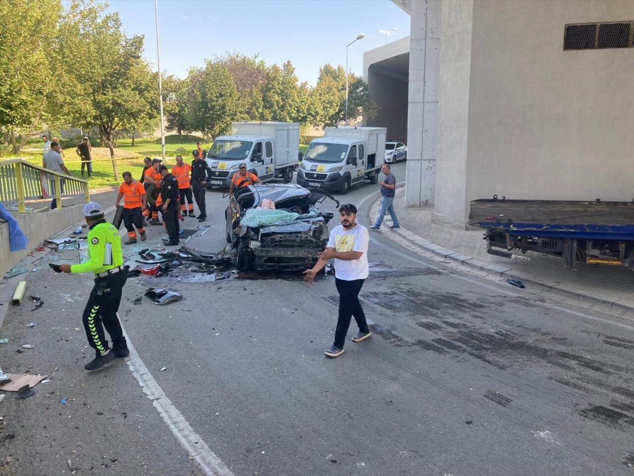 Konya'da köprülü üst geçitten bariyerlere çarparak alt yola düşen otomobilin sürücüsü olay yerinde...