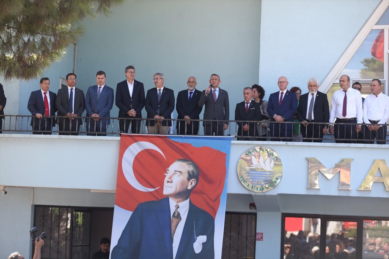 Cumhuriyet Halk Partisi (CHP) Genel Başkanı Özgür Özel, Balıkesir'in Manyas ilçesinde ziyaretlerde...