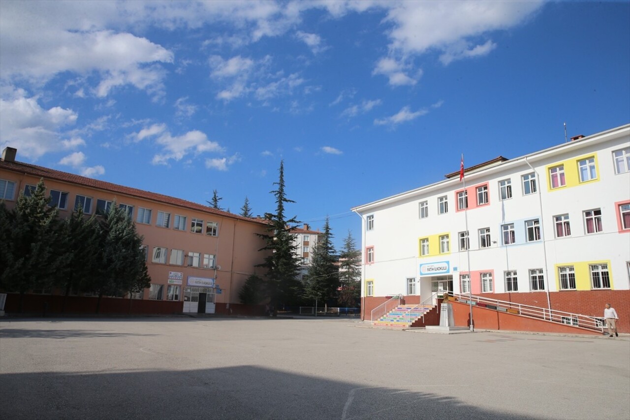 Tokat'ta bir ilkokulda, öğretmeni darbetmeye çalıştığı öne sürülen veli, ifadesi alınmak üzere...