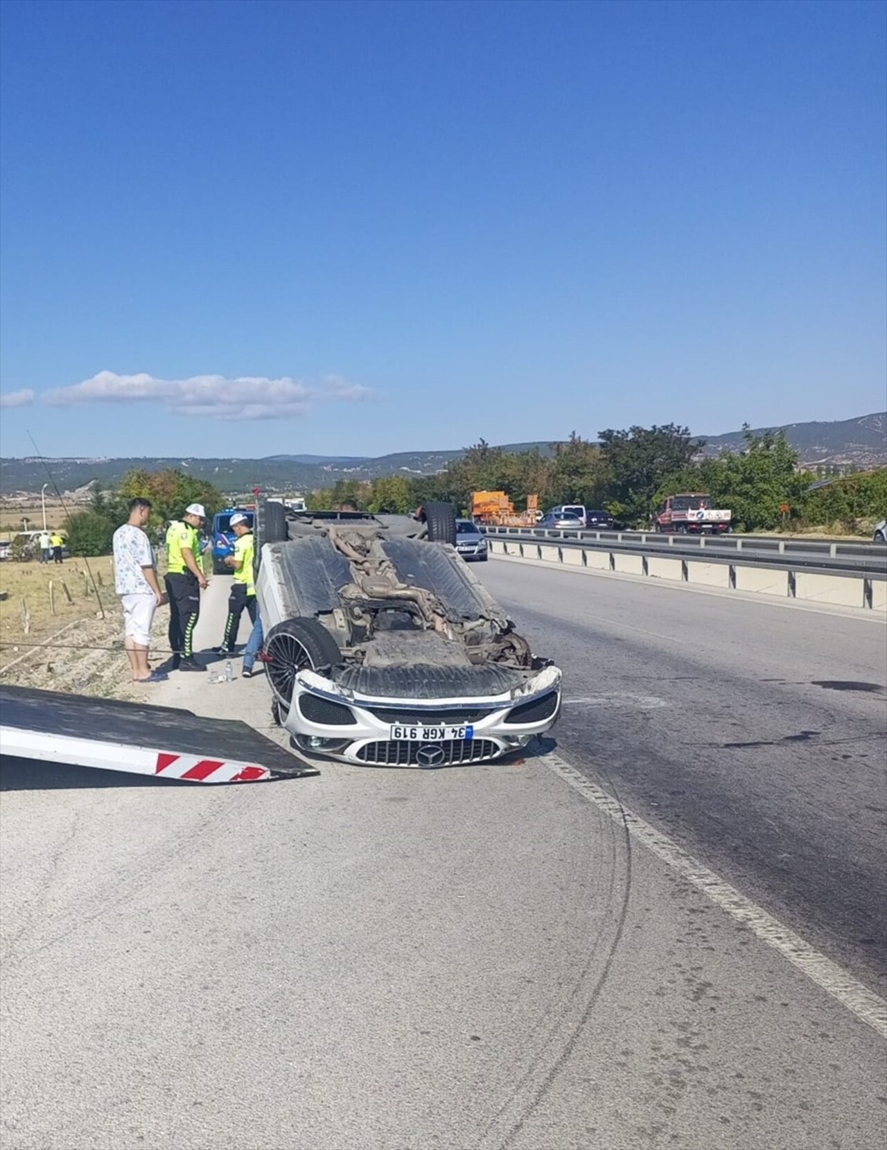 Isparta'nın Keçiborlu ilçesinde 4 aracın karıştığı zincirleme trafik kazasında, aralarında polis...