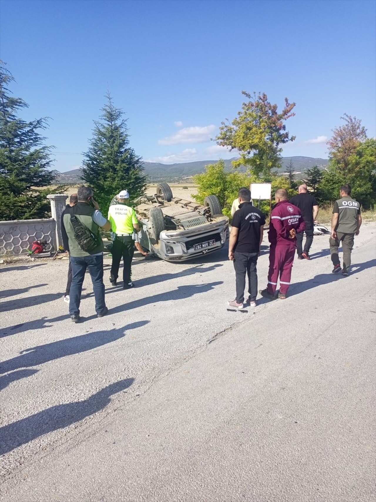 Isparta'nın Keçiborlu ilçesinde 4 aracın karıştığı zincirleme trafik kazasında, aralarında polis...