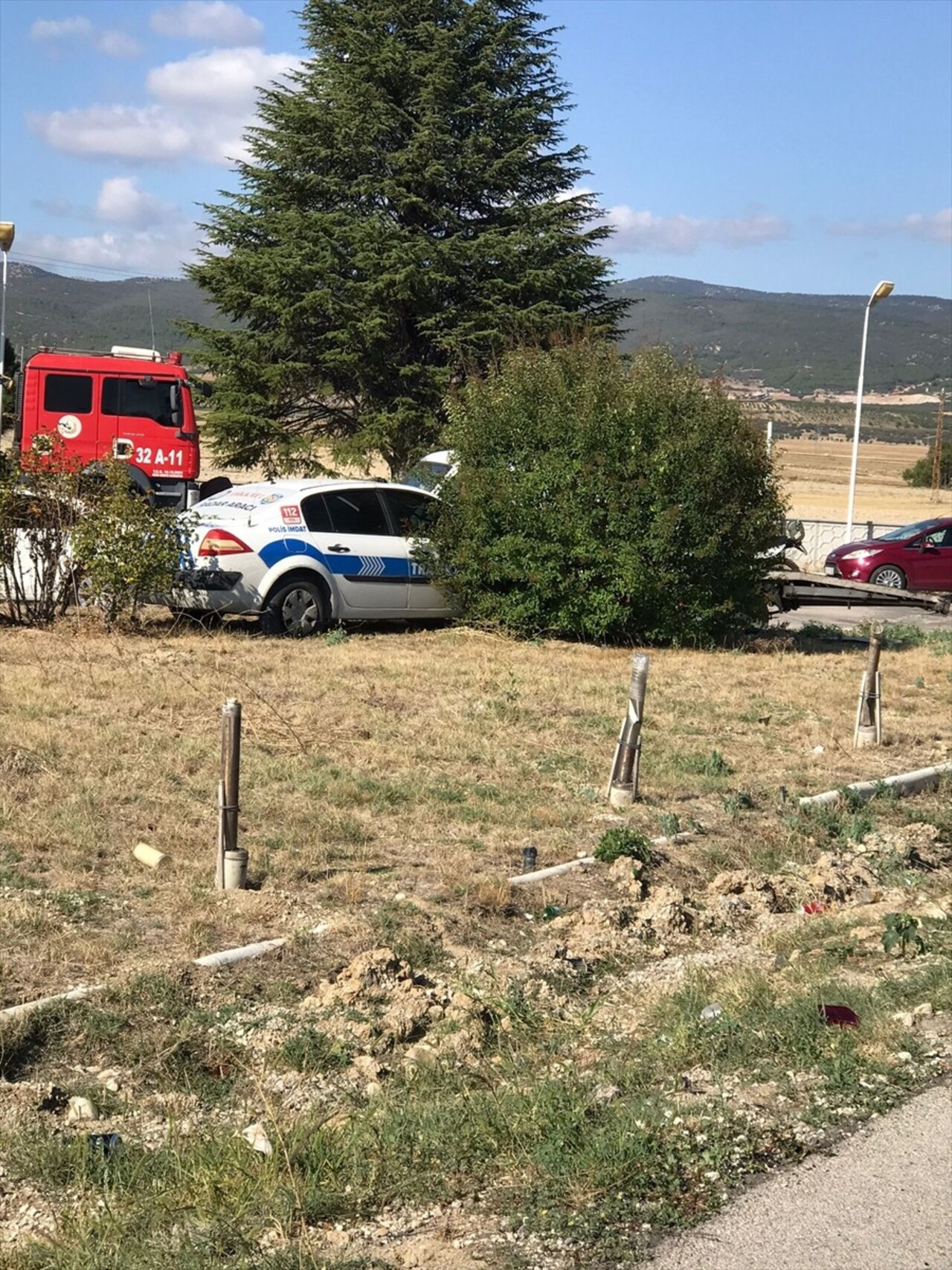 Isparta'nın Keçiborlu ilçesinde 4 aracın karıştığı zincirleme trafik kazasında, aralarında polis...