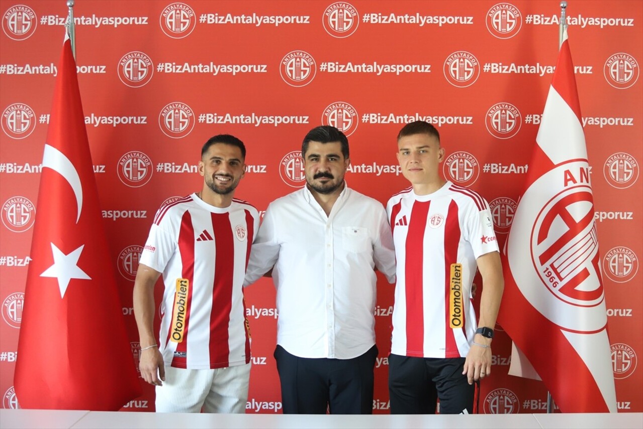 Trendyol Süper Lig ekiplerinden Antalyaspor, kadrosuna dahil ettiği futbolcular Oleksandr...