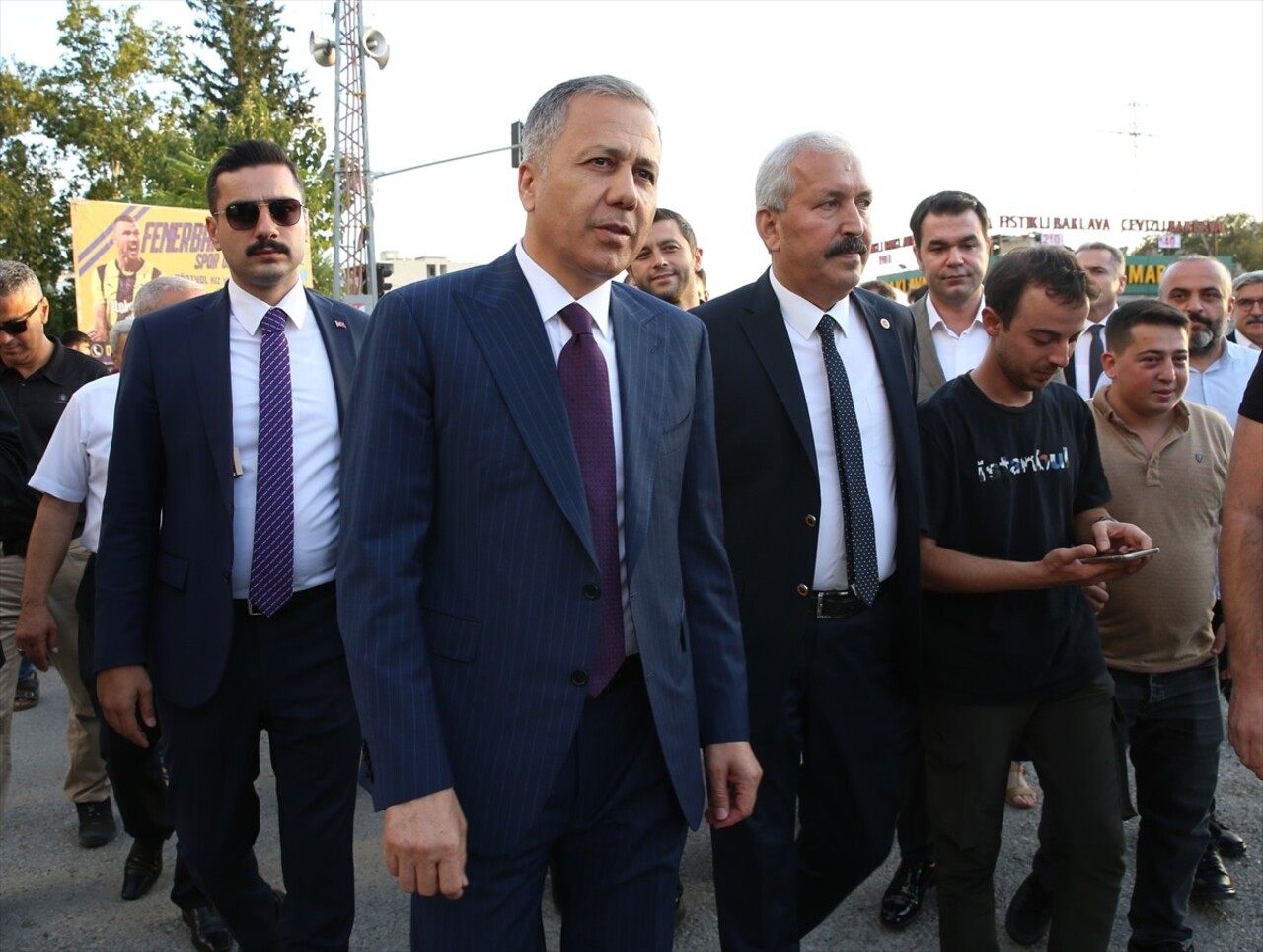 İçişleri Bakanı Ali Yerlikaya, Hatay'ın Dörtyol ilçesi Atatürk Caddesi'ndeki esnafları ziyaret...