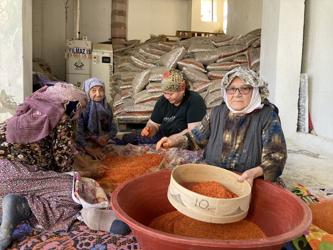 Manisa'nın Sarıgöl ilçesine bağlı Dadağlı Mahallesi'nde yaşayan Pakize Tosun, Ümmü Kılıç ve Ümmü...