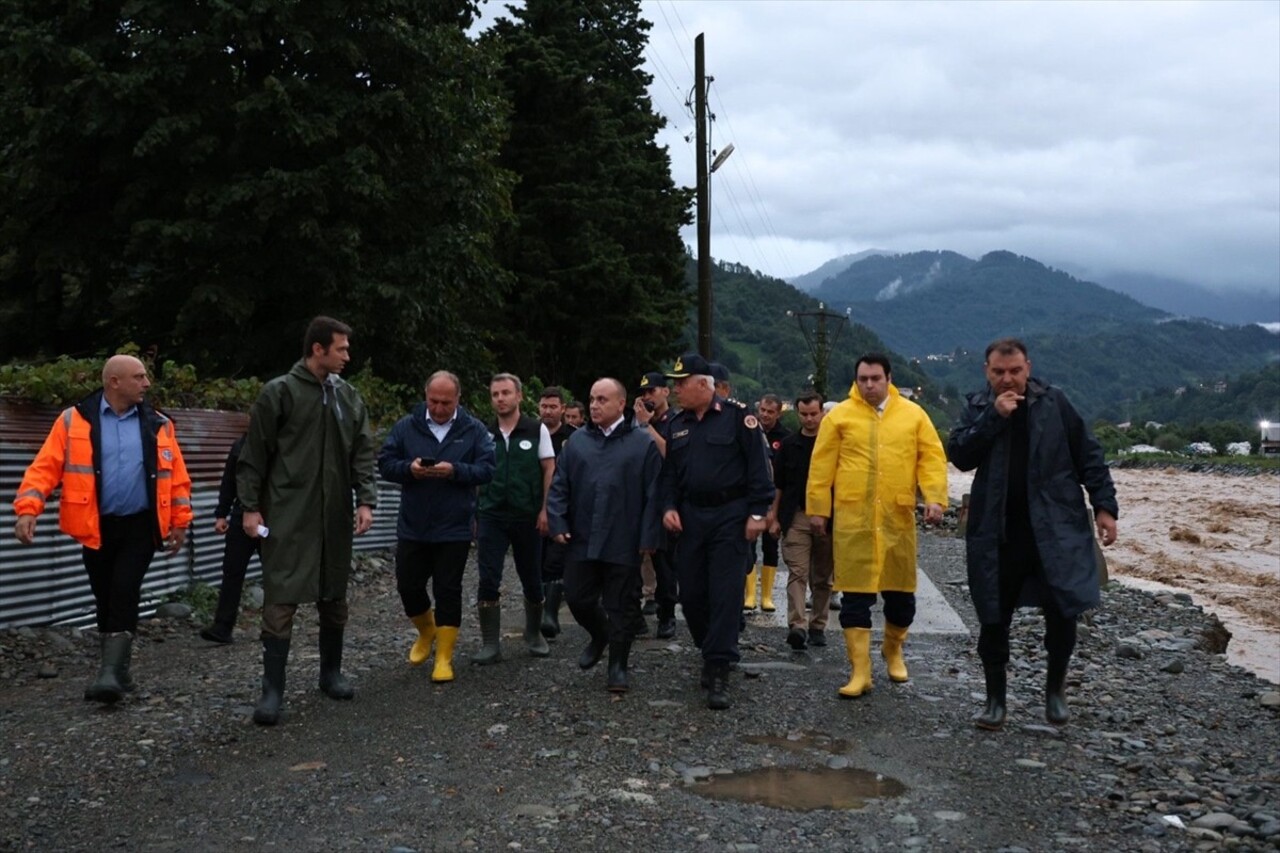 Artvin'de etkili olan yağışların ardından oluşan heyelan ve taşkınlar, 32 köy yolunu ulaşıma...