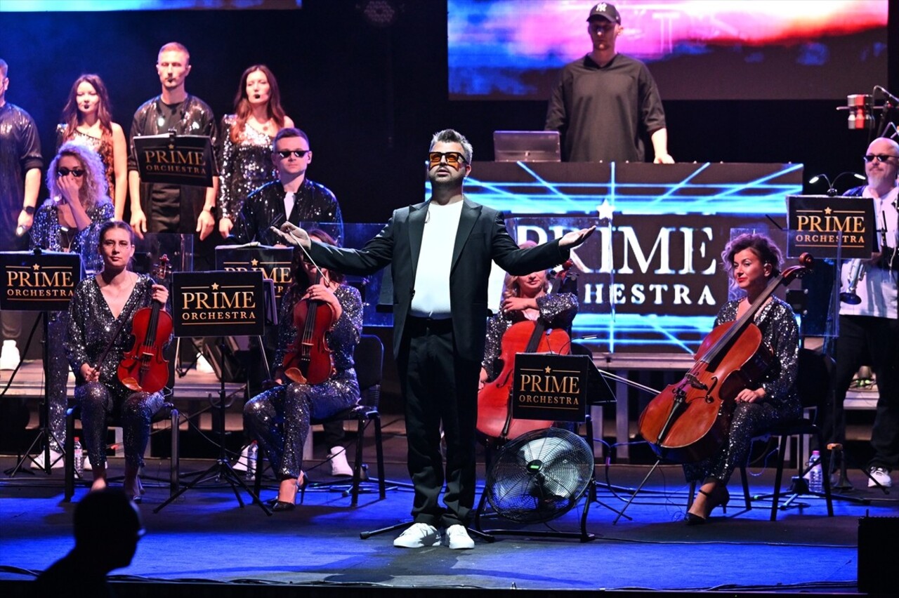 Ülkelerindeki savaştan etkilenen insanlara yardım etmek için dünyanın çeşitli kentlerinde konser...