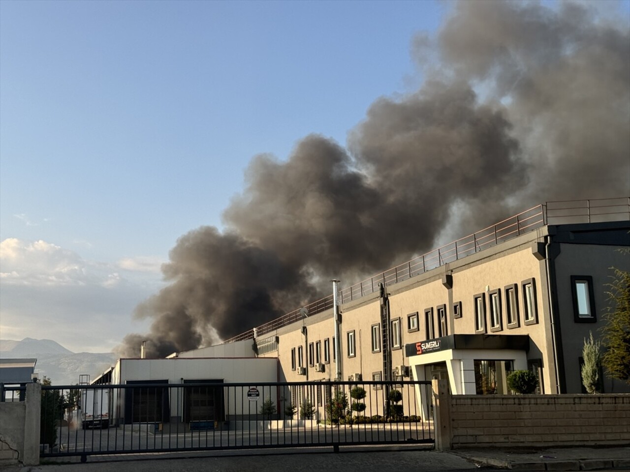 Kayseri'de bir keçe fabrikasında çıkan yangına müdahale ediliyor. Kayseri Organize Sanayi Bölgesi...