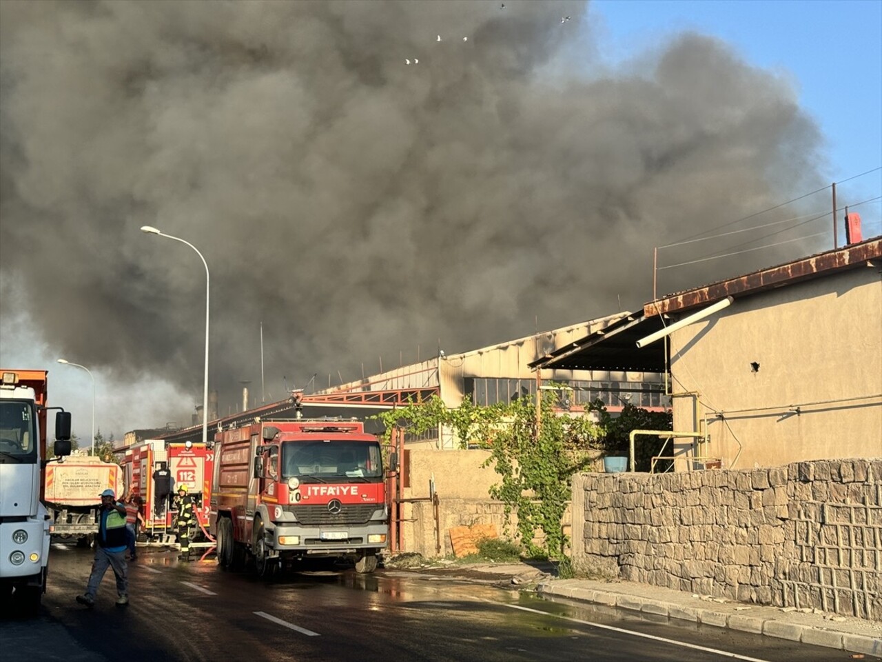 Kayseri'de bir keçe fabrikasında çıkan yangına müdahale ediliyor. Kayseri Organize Sanayi Bölgesi...