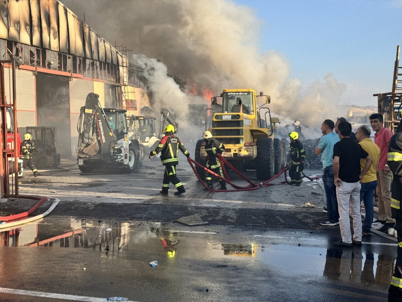 Kayseri'de bir keçe fabrikasında çıkan yangına müdahale ediliyor. Kayseri Organize Sanayi Bölgesi...