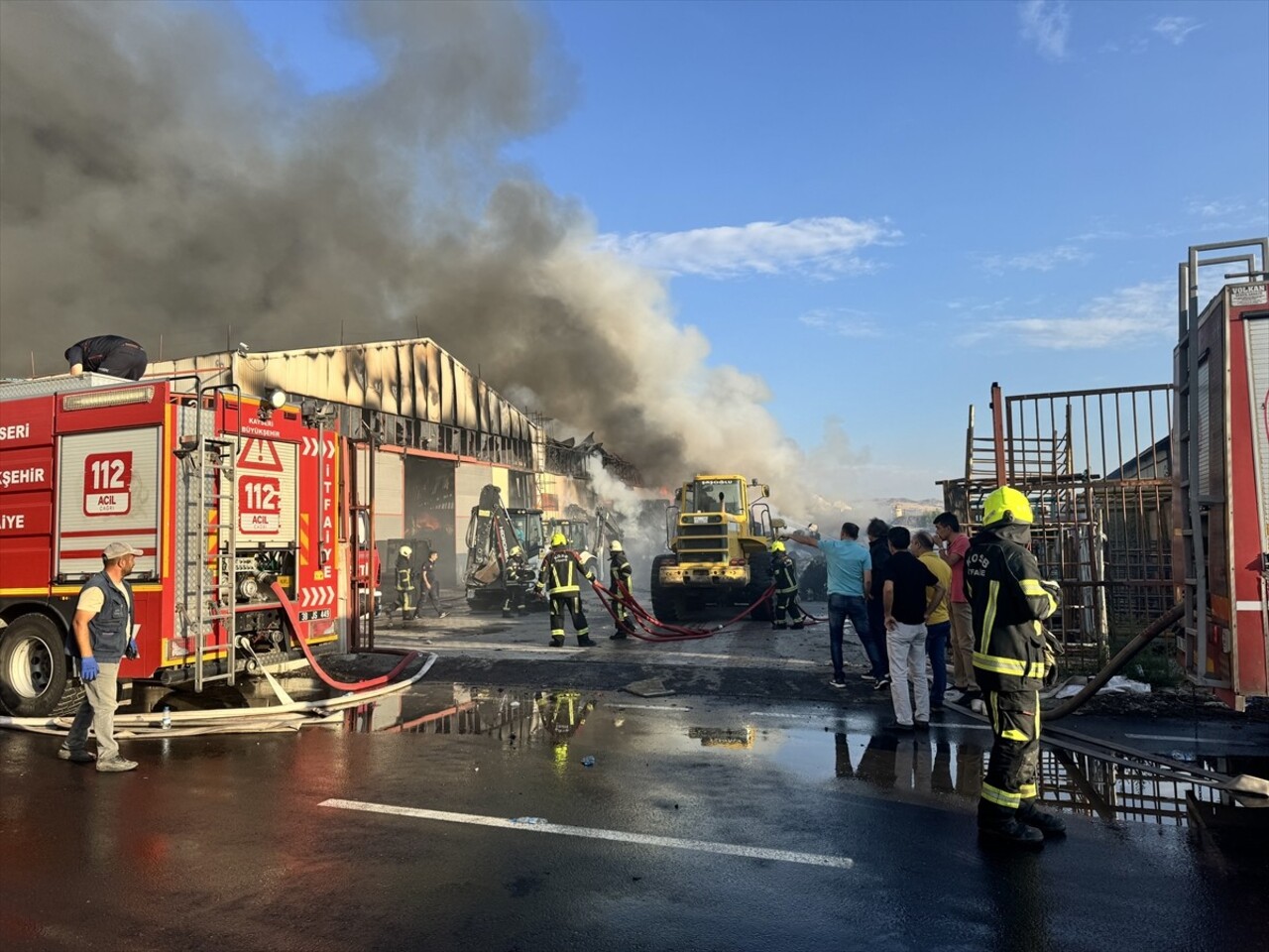 Kayseri'de bir keçe fabrikasında çıkan yangına müdahale ediliyor. Kayseri Organize Sanayi Bölgesi...