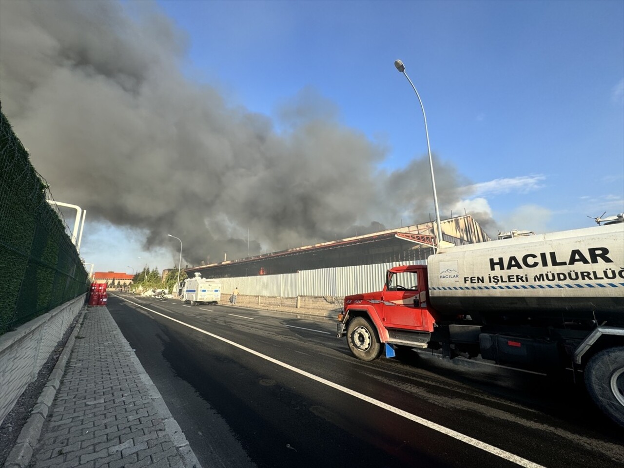 Kayseri'de bir keçe fabrikasında çıkan yangına müdahale ediliyor. Kayseri Organize Sanayi Bölgesi...