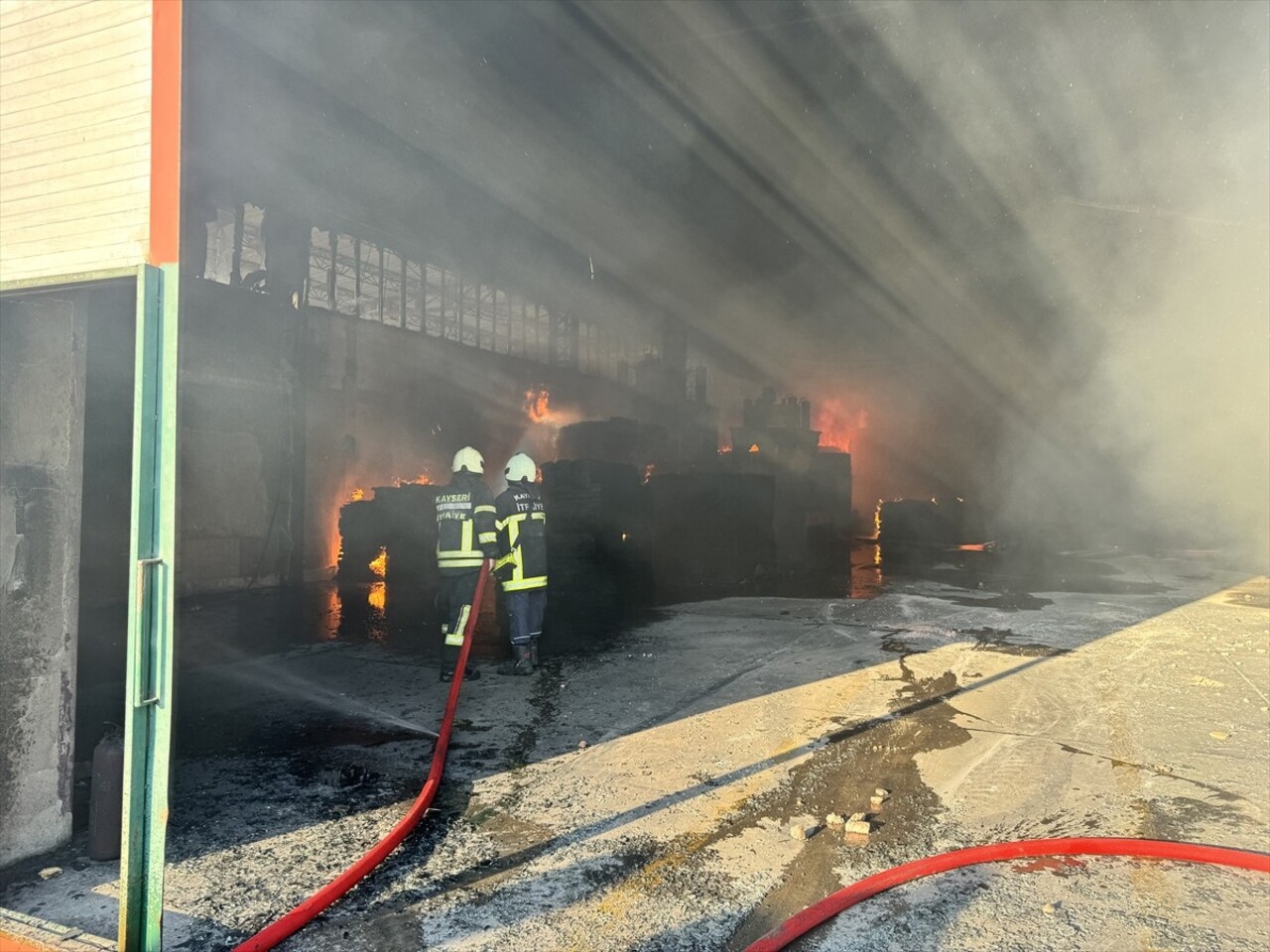 Kayseri'de bir keçe fabrikasında çıkan yangına müdahale ediliyor. Kayseri Organize Sanayi Bölgesi...