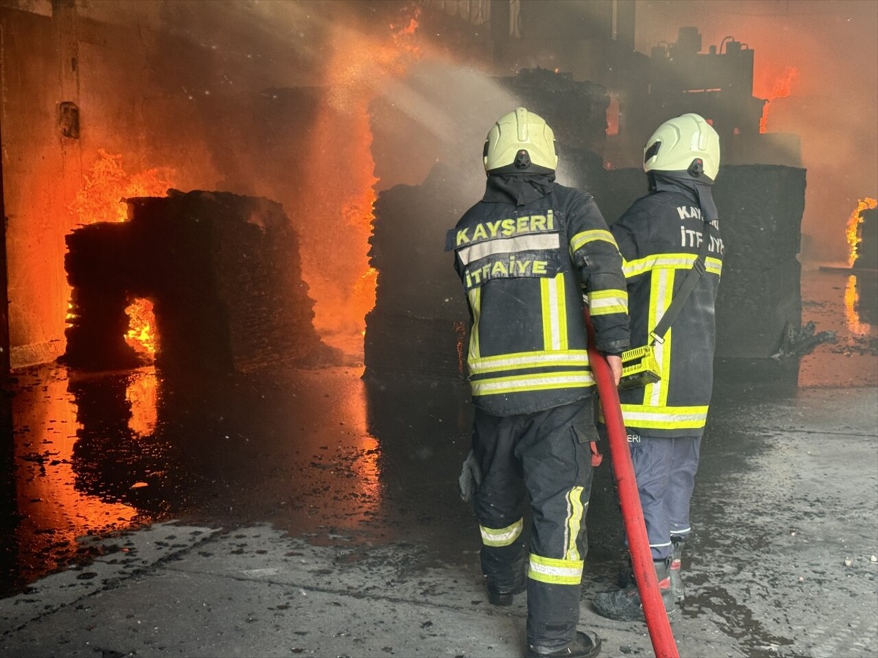 Kayseri'de bir keçe fabrikasında çıkan yangına müdahale ediliyor. Kayseri Organize Sanayi Bölgesi...