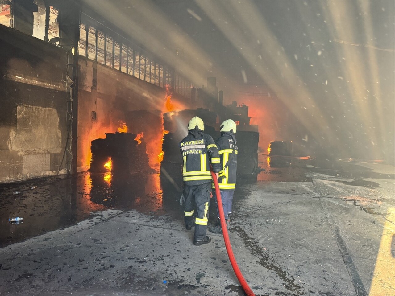 Kayseri'de bir keçe fabrikasında çıkan yangına müdahale ediliyor. Kayseri Organize Sanayi Bölgesi...