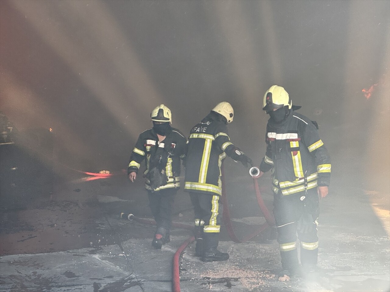 Kayseri'de bir keçe fabrikasında çıkan yangına müdahale ediliyor. Kayseri Organize Sanayi Bölgesi...