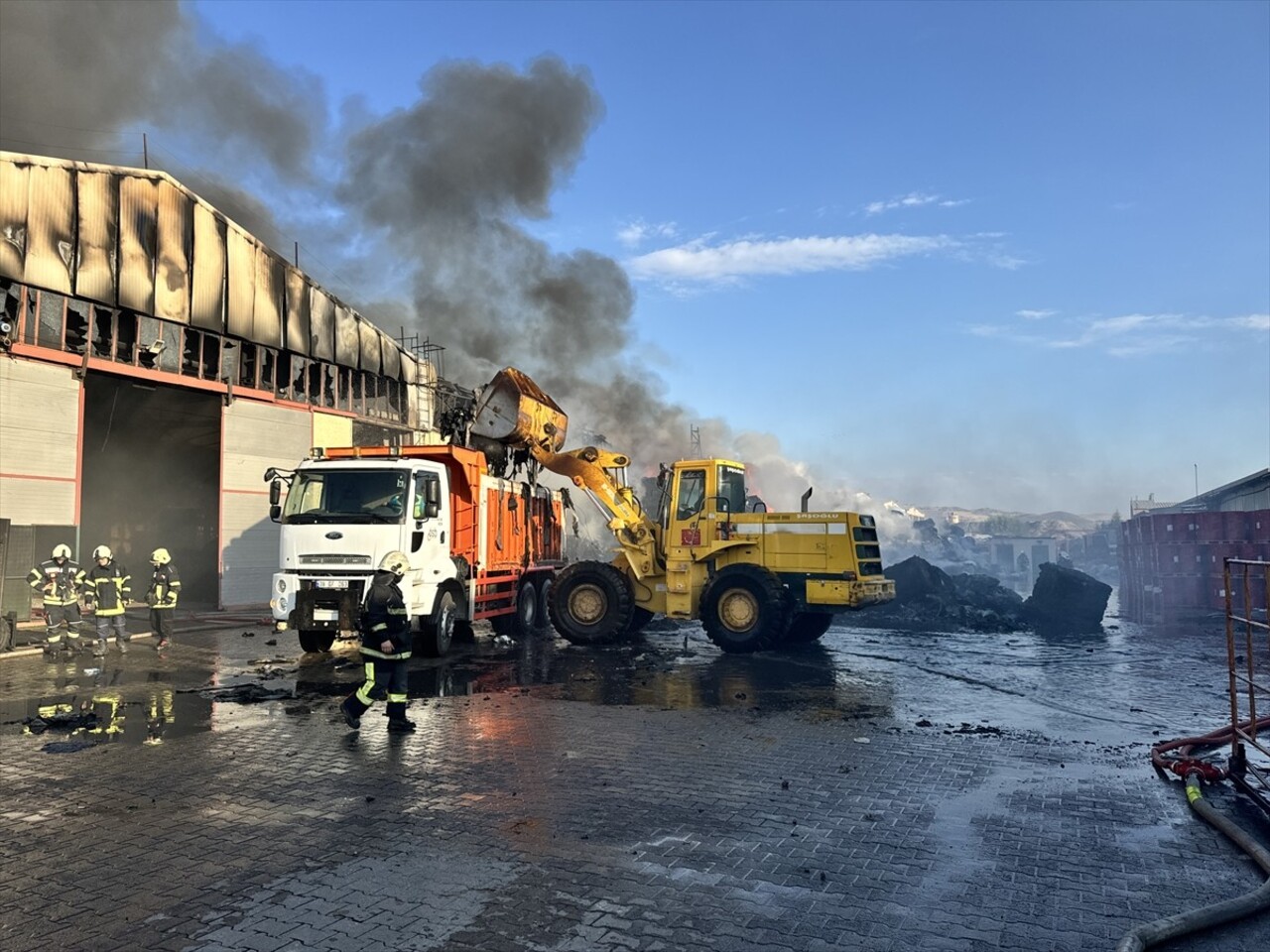 Kayseri'de bir keçe fabrikasında çıkan yangına müdahale ediliyor. Kayseri Organize Sanayi Bölgesi...