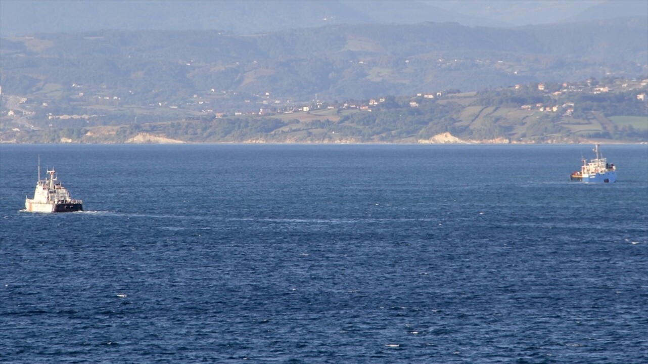 Sinop açıklarında Karadeniz'de batma tehlikesi geçiren bakır yüklü gemi, kentin doğal limanına...