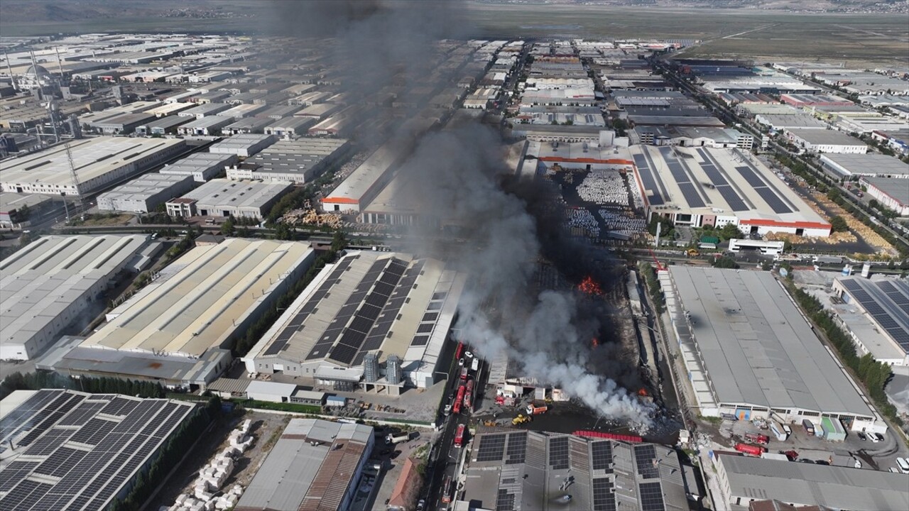 Kayseri'de bir keçe fabrikasında çıkan yangına müdahale ediliyor. Kayseri Organize Sanayi Bölgesi...