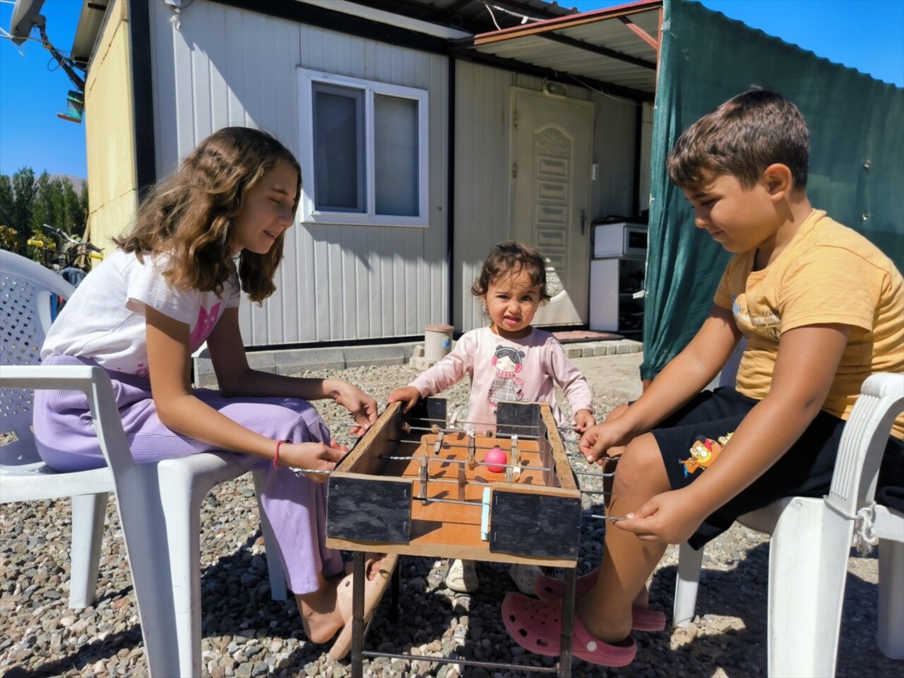 Malatya'nın Doğanşehir ilçesinde yaşayan 11 yaşındaki depremzede Eylül Demirci, çamaşır mandalı ve...