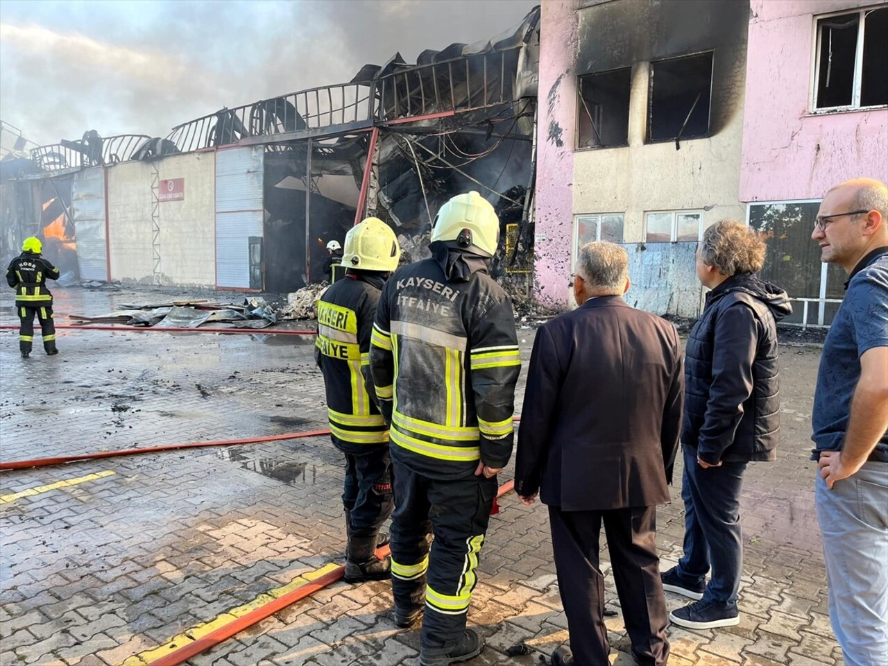 Kayseri'de bir keçe fabrikasında çıkan yangına ekiplerce müdahale ediliyor. 
Olay yerine gelen...