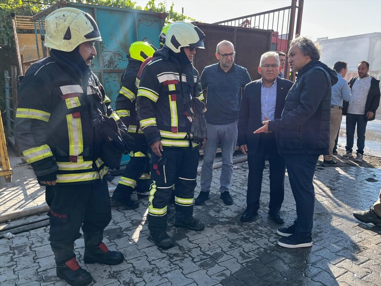 Kayseri'de bir keçe fabrikasında çıkan yangına ekiplerce müdahale ediliyor. 
Olay yerine gelen...