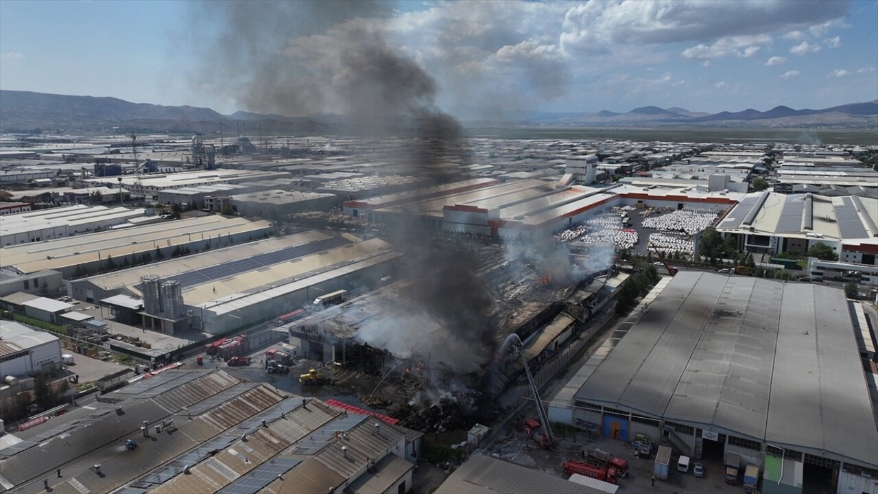 Kayseri'de bir keçe fabrikasında çıkan yangına ekiplerce müdahale ediliyor.