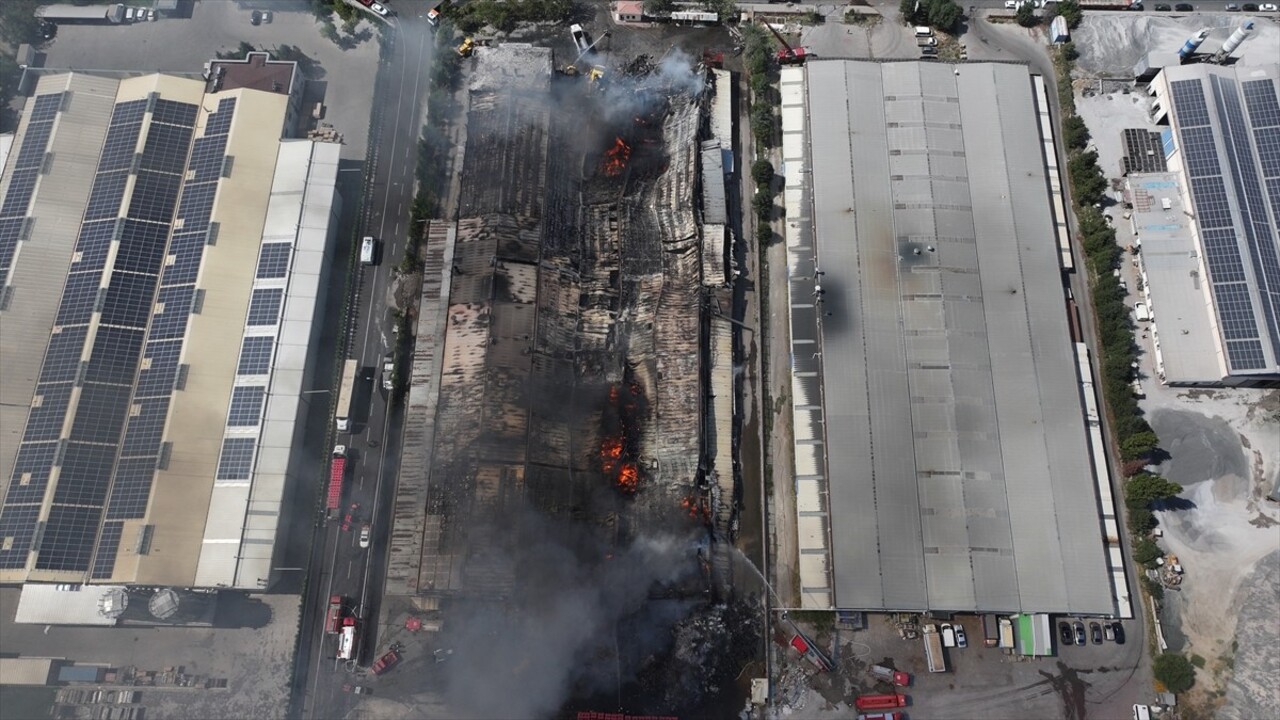 Kayseri'de bir keçe fabrikasında çıkan yangına ekiplerce müdahale ediliyor.