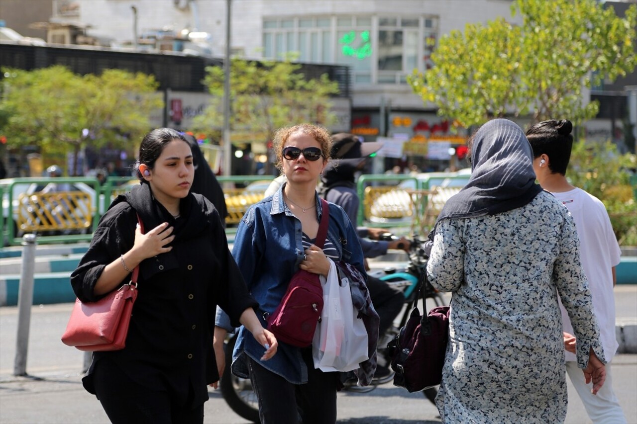 İran'da zorunlu başörtüsü kuralını ihlal ettiği gerekçesiyle gözaltına alınan 22 yaşındaki Mahsa...