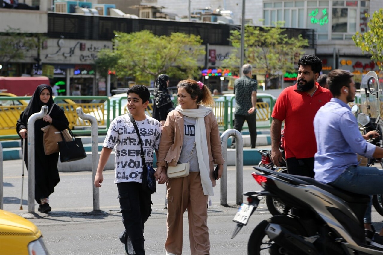 İran'da zorunlu başörtüsü kuralını ihlal ettiği gerekçesiyle gözaltına alınan 22 yaşındaki Mahsa...