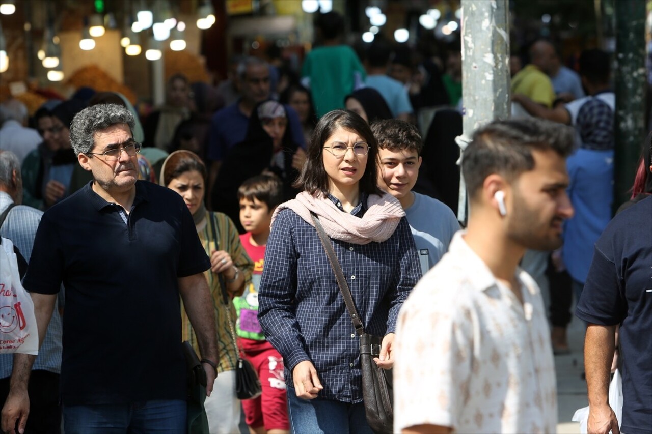 İran'da zorunlu başörtüsü kuralını ihlal ettiği gerekçesiyle gözaltına alınan 22 yaşındaki Mahsa...