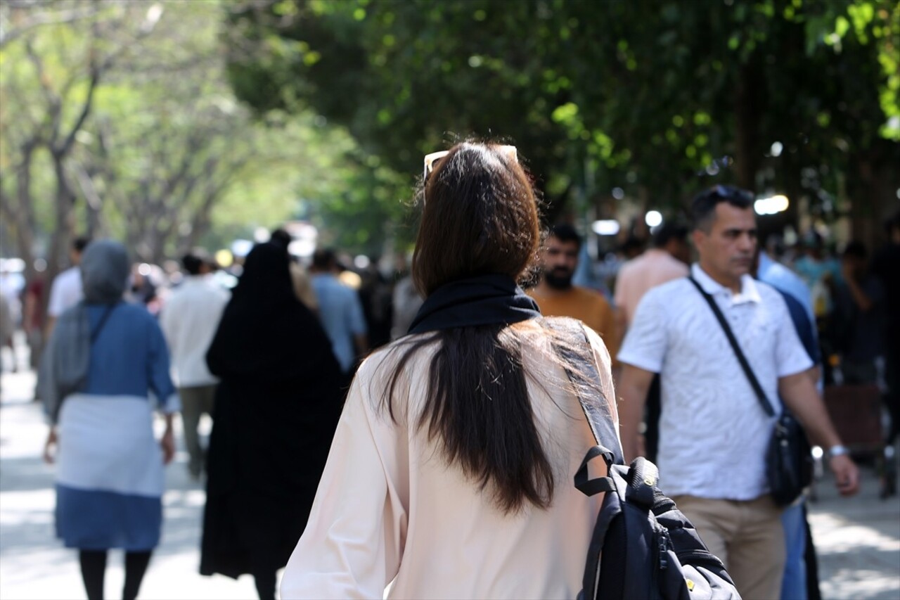 İran'da zorunlu başörtüsü kuralını ihlal ettiği gerekçesiyle gözaltına alınan 22 yaşındaki Mahsa...