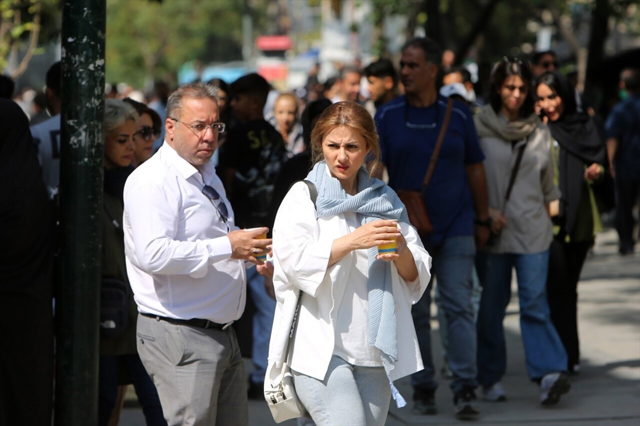 İran'da zorunlu başörtüsü kuralını ihlal ettiği gerekçesiyle gözaltına alınan 22 yaşındaki Mahsa...