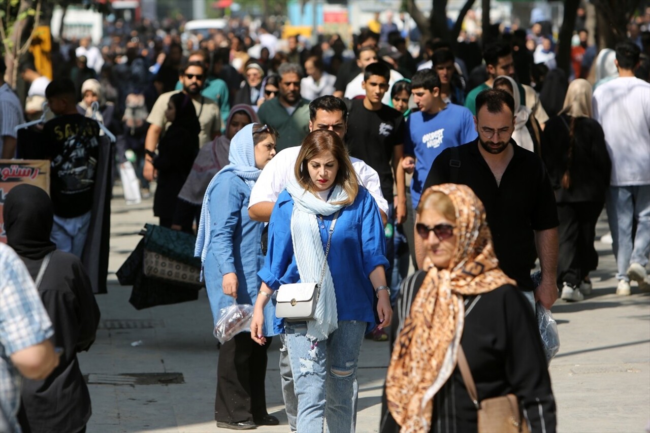 İran'da zorunlu başörtüsü kuralını ihlal ettiği gerekçesiyle gözaltına alınan 22 yaşındaki Mahsa...