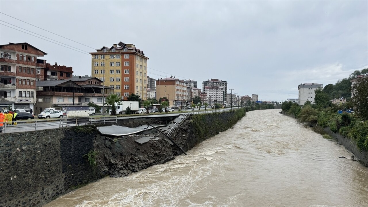 Artvin-Hopa kara yolunun Hopa istikameti, şiddetli yağışa bağlı çökme nedeniyle ulaşıma...