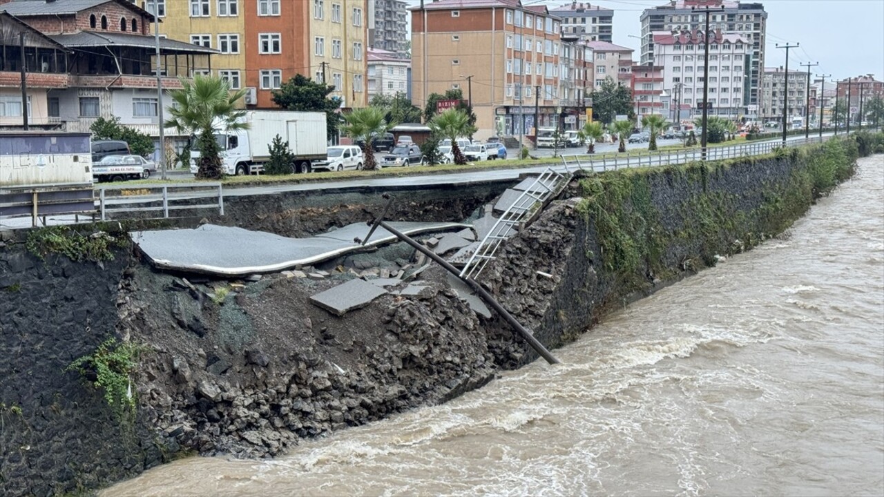 Artvin-Hopa kara yolunun Hopa istikameti, şiddetli yağışa bağlı çökme nedeniyle ulaşıma...