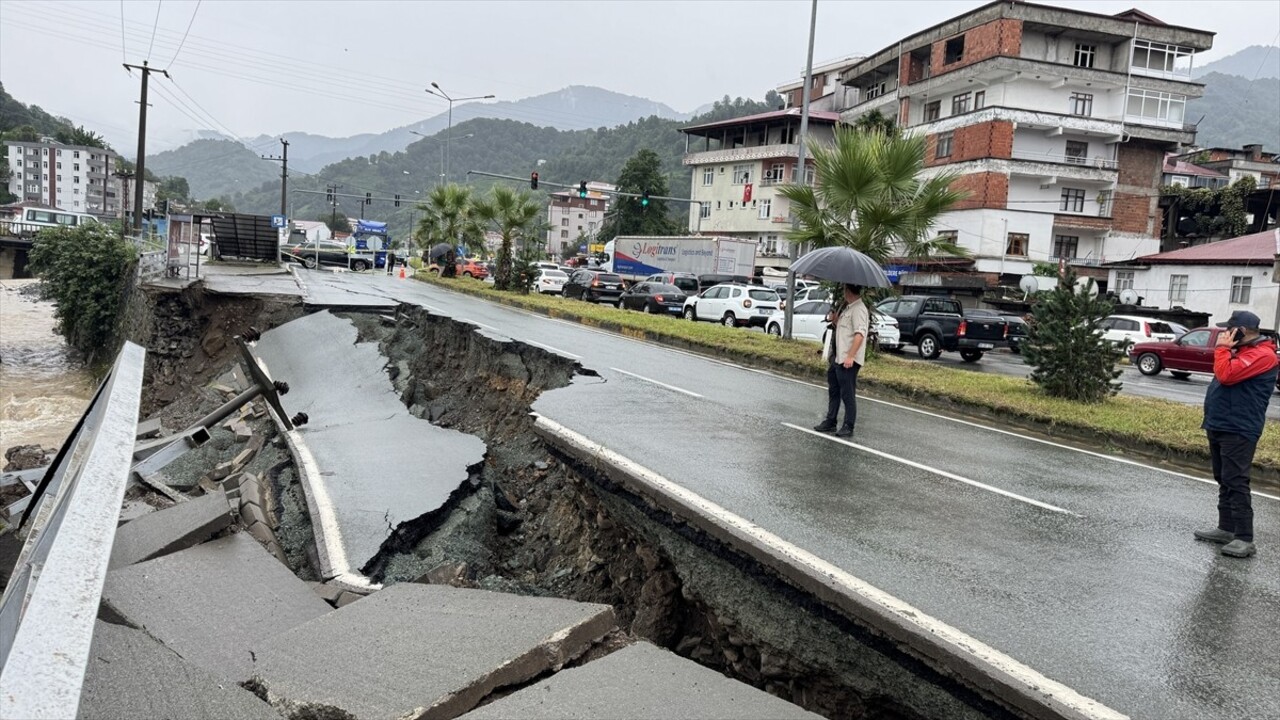 Artvin-Hopa kara yolunun Hopa istikameti, şiddetli yağışa bağlı çökme nedeniyle ulaşıma...