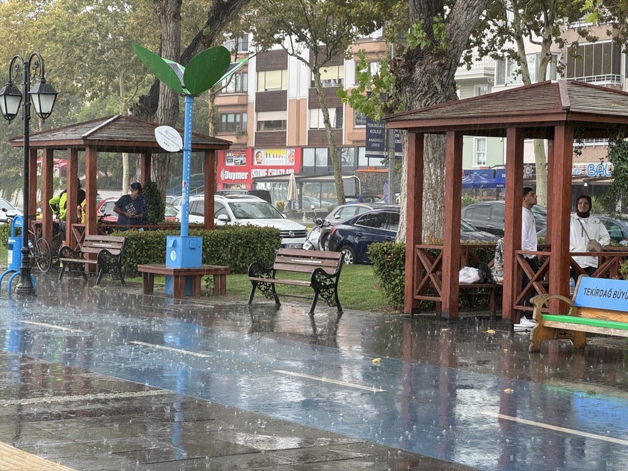 Tekirdağ'da sağanak hayatı olumsuz etkiledi. Sahilde yağışa hazırlıksız yakalanan bazı vatandaşlar...