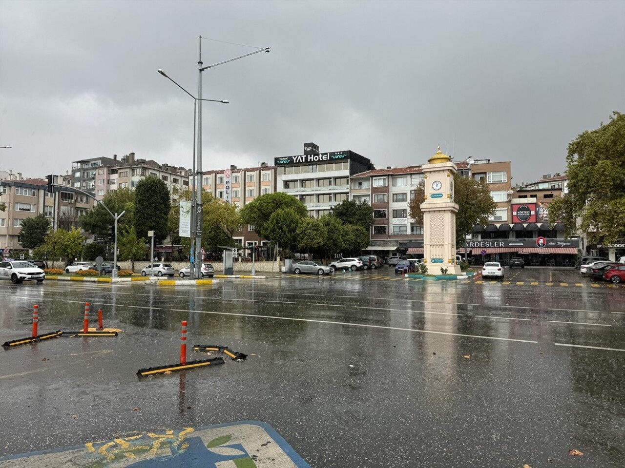 Tekirdağ'da sağanak hayatı olumsuz etkiledi. Sahilde yağışa hazırlıksız yakalanan bazı vatandaşlar...