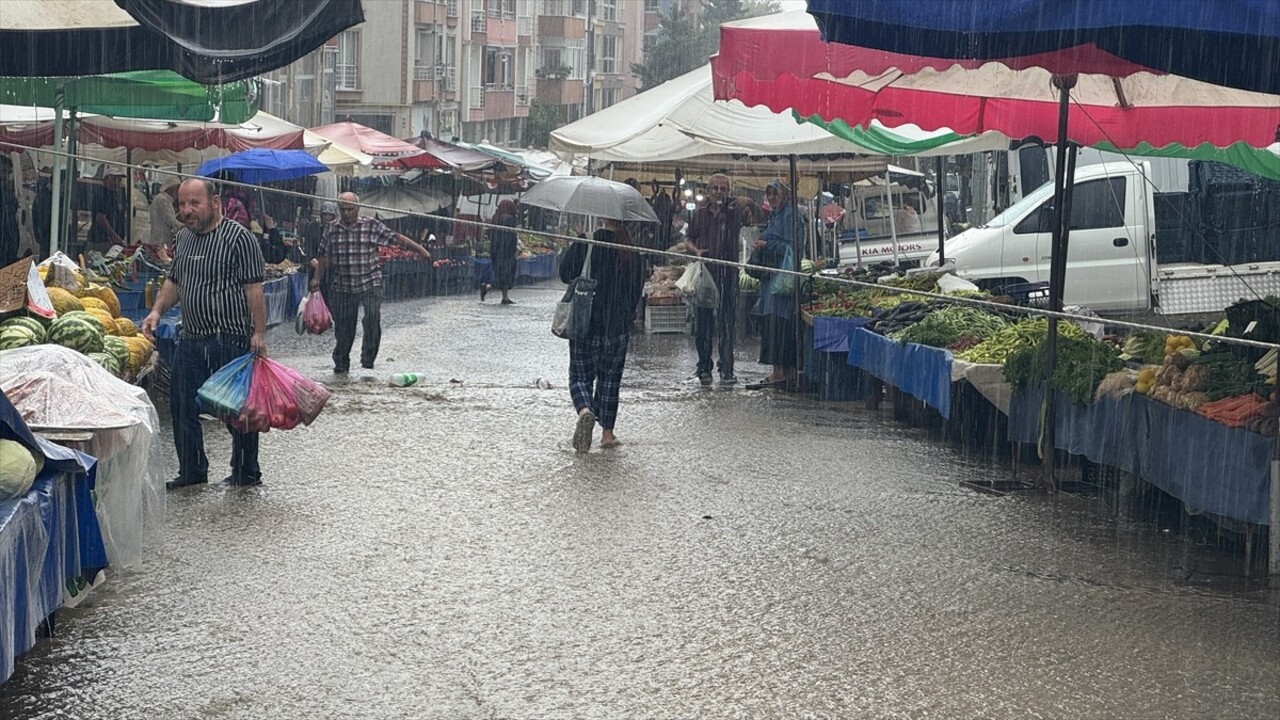 Tekirdağ'da sağanak hayatı olumsuz etkiledi. Ortacami Mahallesi'nde kurulan Salı Pazarı'nda...