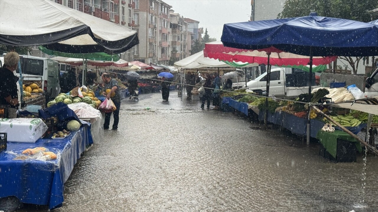 Tekirdağ'da sağanak hayatı olumsuz etkiledi. Ortacami Mahallesi'nde kurulan Salı Pazarı'nda...