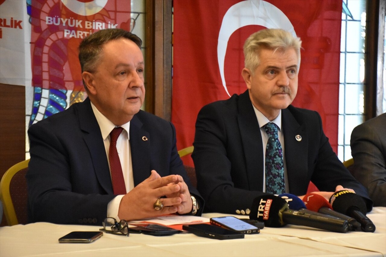 Büyük Birlik Partisi (BBP) Genel Başkan Yardımcısı Ekrem Alfatlı, Van'da teşkilat mensuplarıyla...