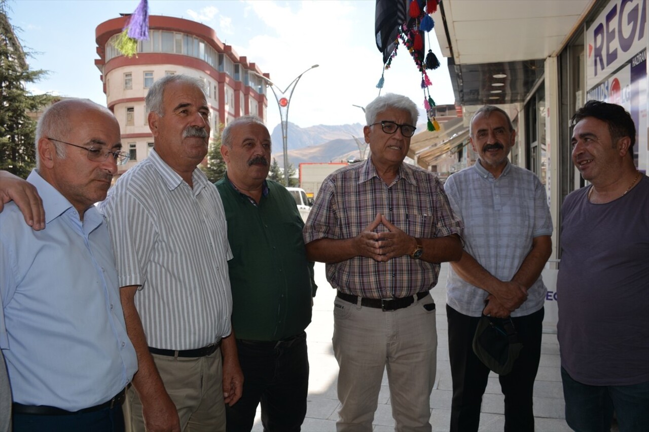 İzmir'de yaşayan ve 1982 yılında Hakkari'de görev yapan emekli öğretmen Osman Sayak (sağ 3)...